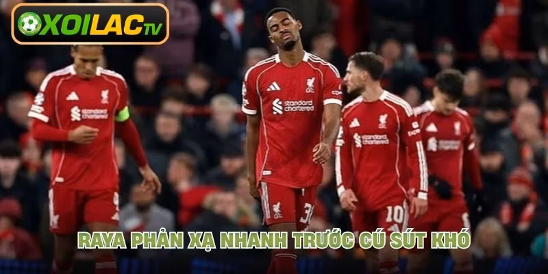 Raya phản xạ nhanh trước cú sút khó